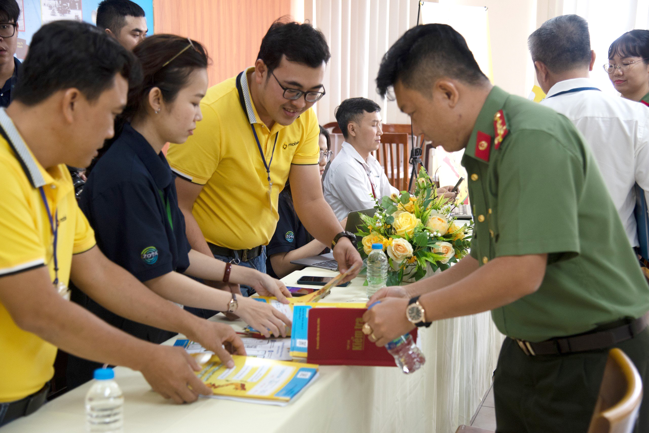 Cán bộ chiến sĩ Công an Thành phố Hồ Chí Minh hưởng ứng đăng ký sử dụng mạng viễn thông di động Gmobile