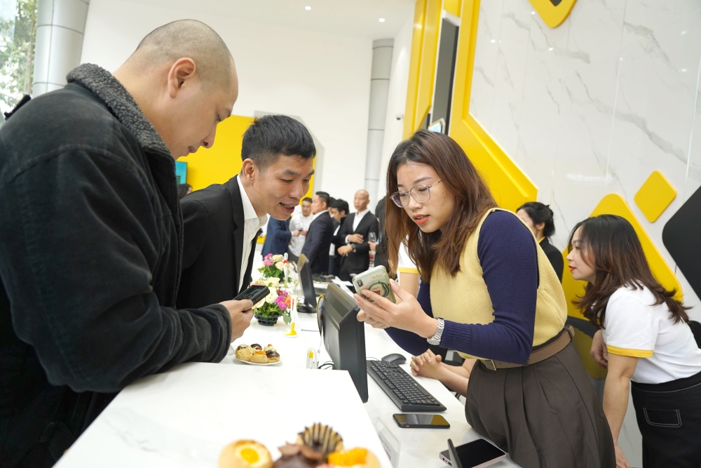 gmobile tung bung khai truong trung tam dich vu khach hang 105 nguyen tuan