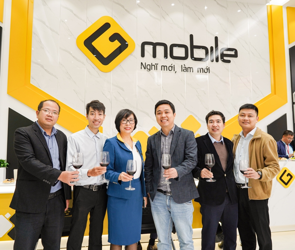 gmobile tung bung khai truong trung tam dich vu khach hang 105 nguyen tuan